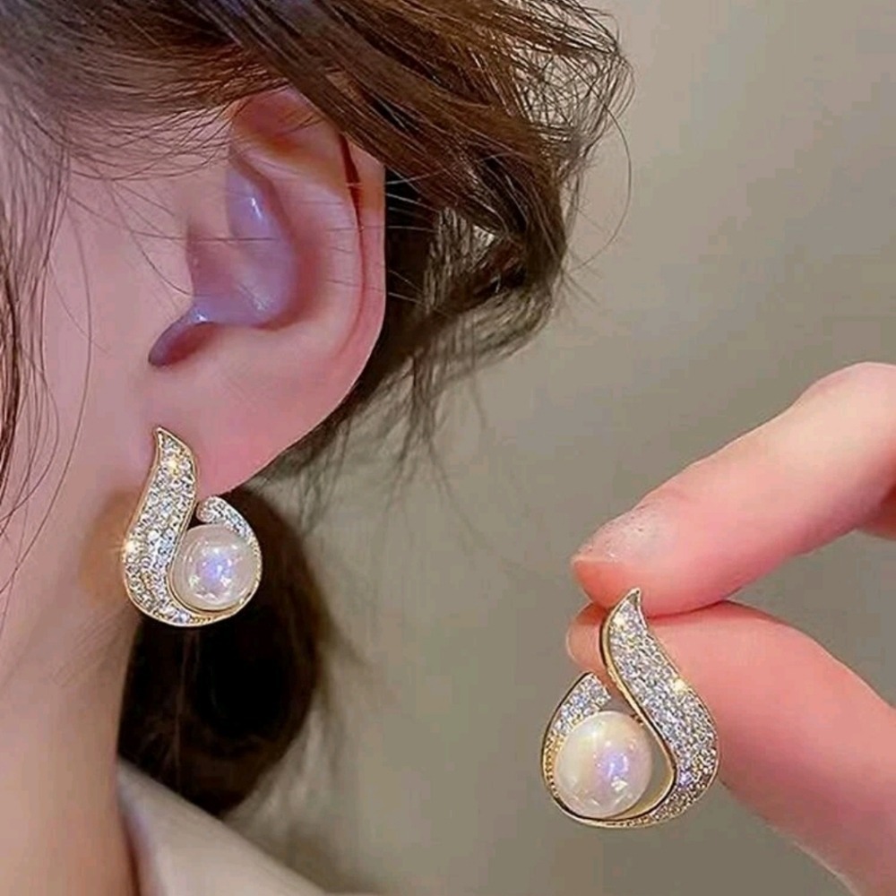 Pearl Rhinestone Stud Earrings Gold Tone Teardrop Swirl Bridal Old Money 💖2/$30